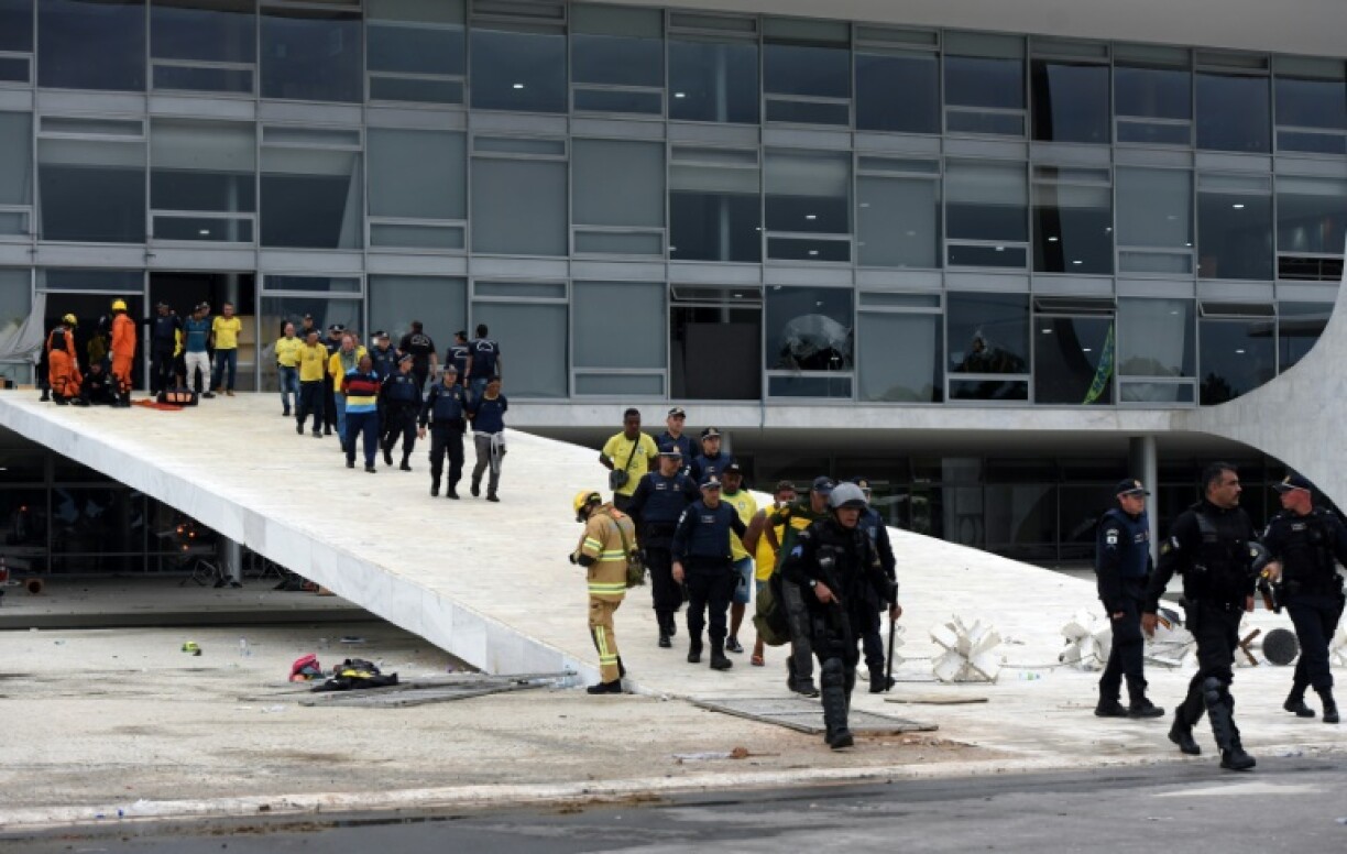 Security forces arrest supporters of Brazilian former President Jair Bolsonaro who invaded Planalto Presidential Palace and other federal buildings on January 8, 2023