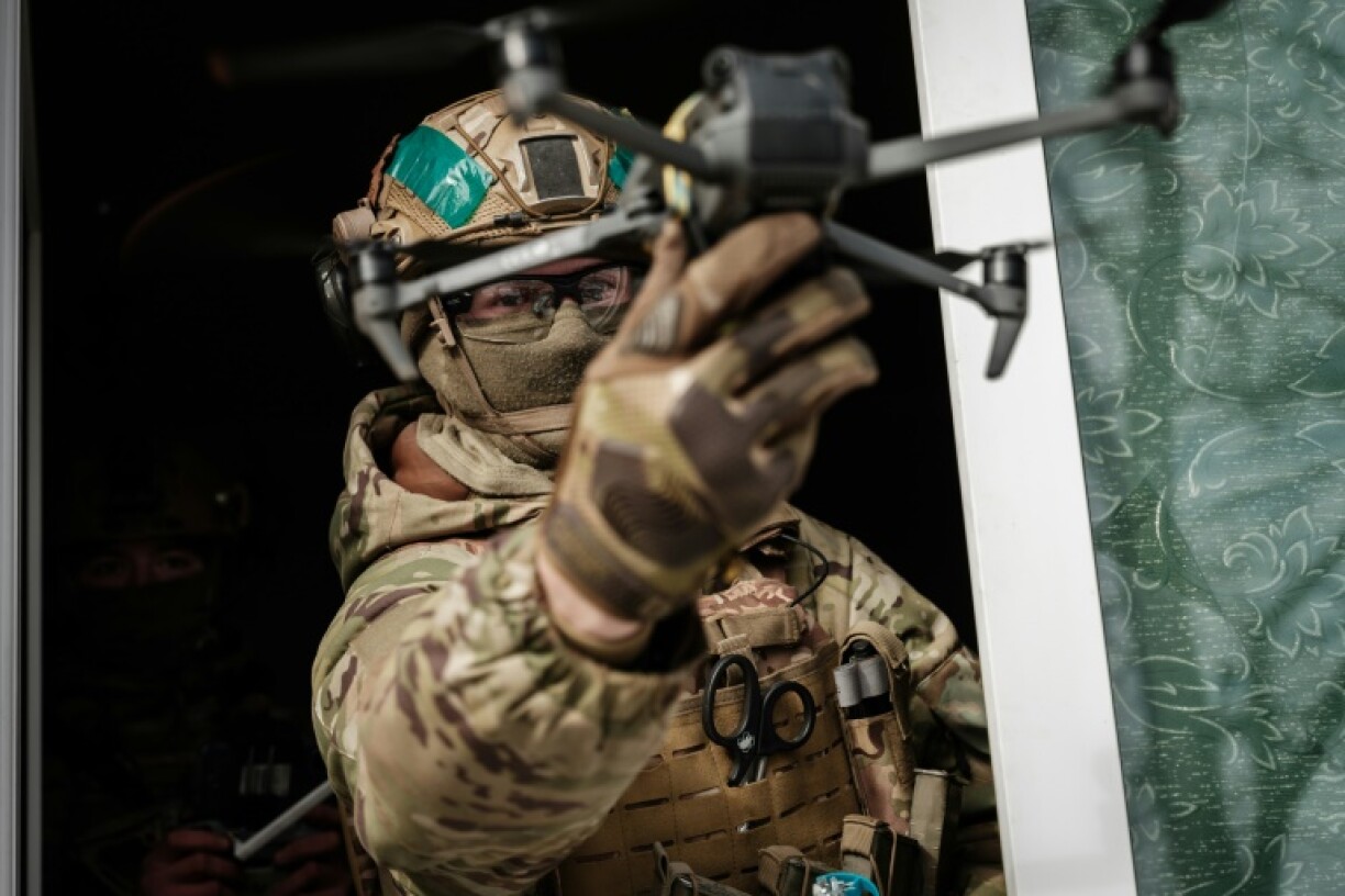 Un militaire ukrainien du Service national des gardes-frontières présente un drône, à Bakhmout le 9 février 2023