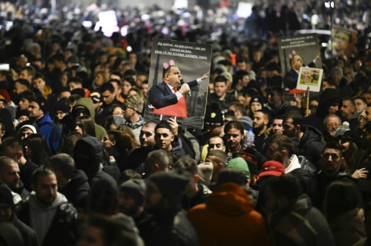 Des manifestants brandissent des pancartes à l'effigie de l'homme politique bulgare Delyan Peevski lors d'une manifestation antigouvernementale à Sofia le 1er décembre 2025