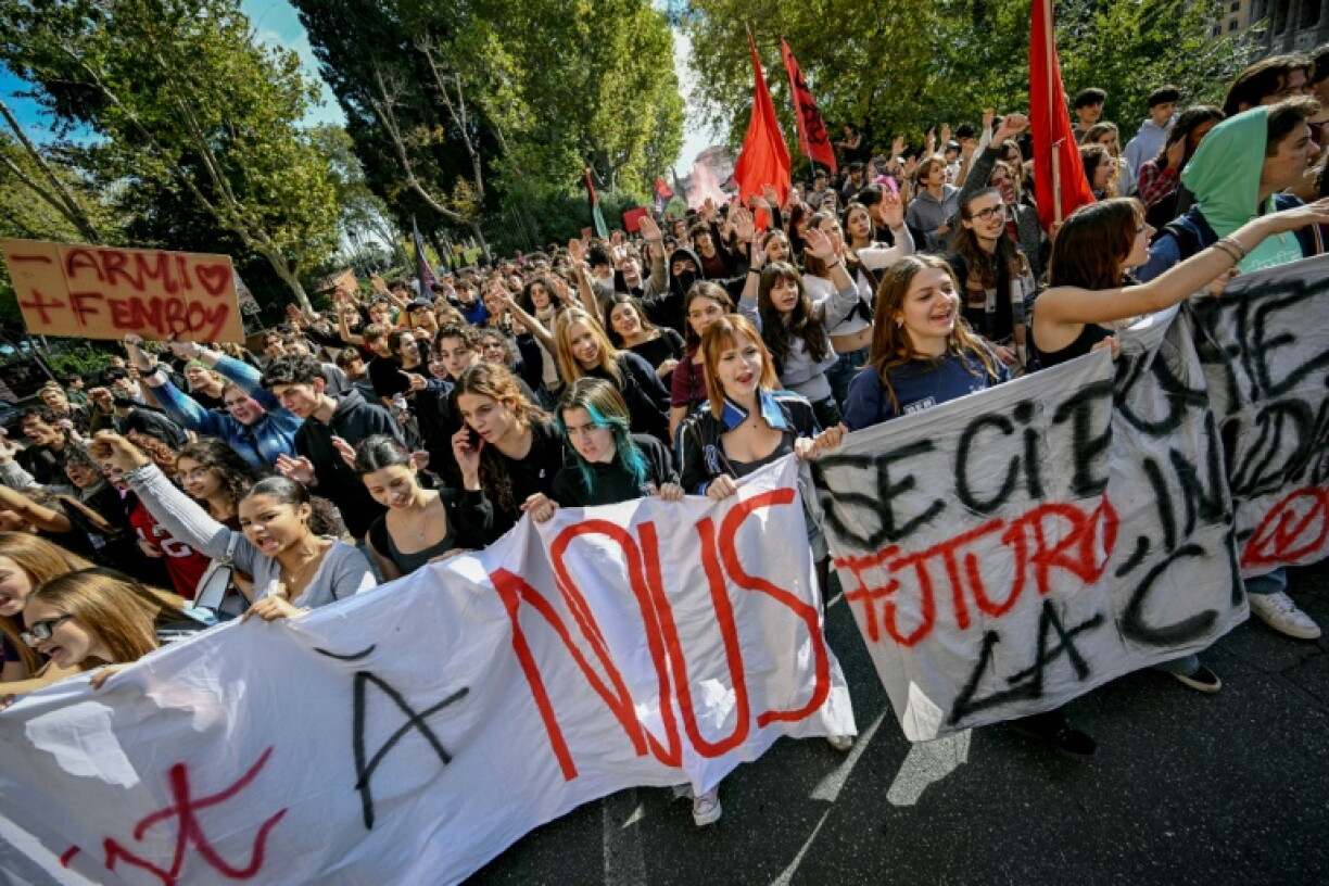 Des étudiants et des travailleurs participent à une manifestation pour réclamer davantage de financements pour les établissements scolaires et contre l'augmentation du coût de la vie, le 30 octobre 2026 à Rome