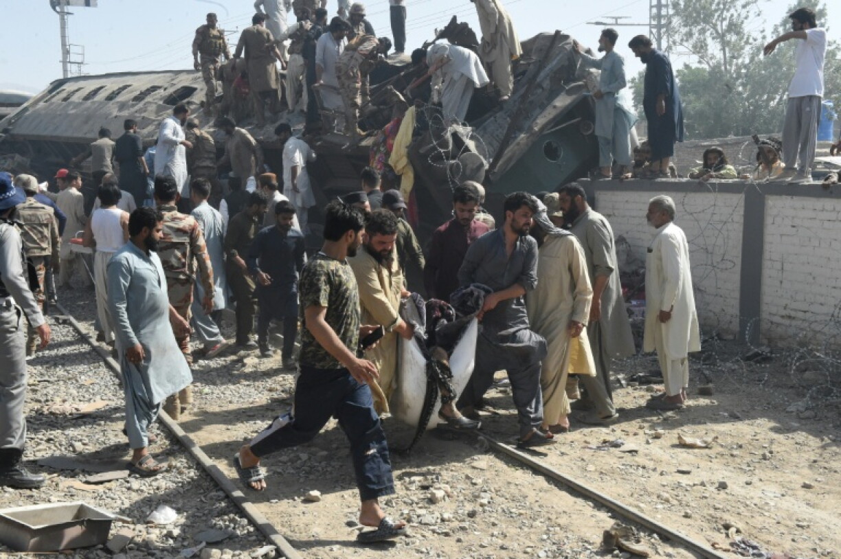 In Pakistan sind bei einem Anschlag auf einen Zug mit Soldaten mindestens 24 Menschen getötet worden. Wie ein hochrangiger Behördenvertreter sagte, wurden bei der Bombenexplosion in Baluchistan im Südwesten Pakistans zudem mehr als 50 Menschen verletzt.