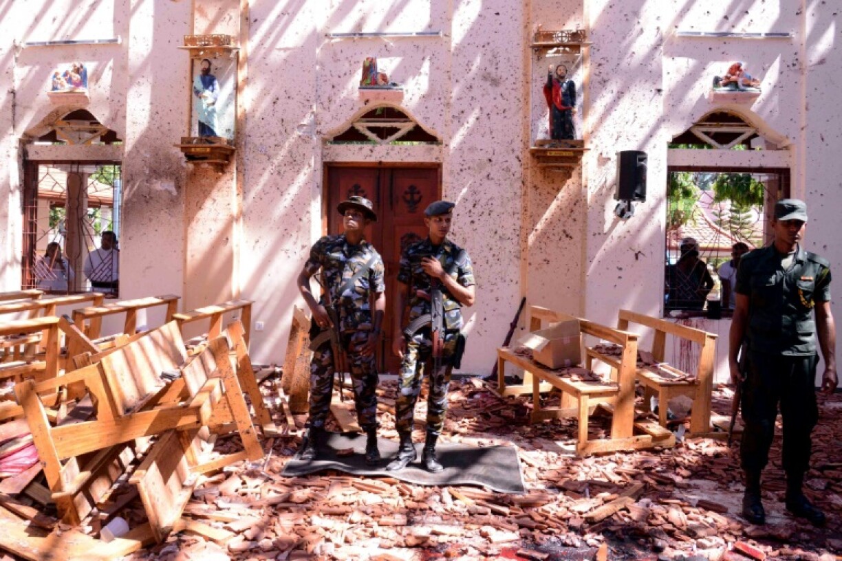Des soldats dans l'église Saint Sébastien à Negombo près de Colombo.