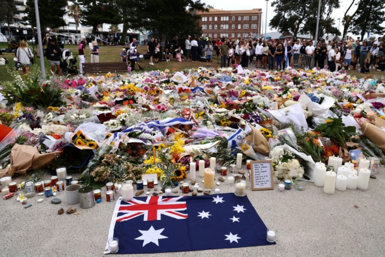 Des fleurs, bougies et drapeaux sont déposés en hommage aux victimes de l'attentat de Sydney, près de la plage de Bondi Beach, en Australie, le 16 décembre 2025