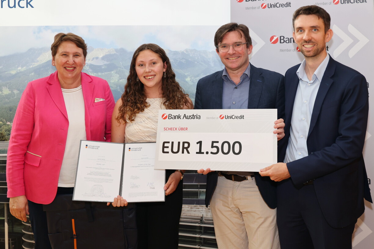 D'Laura Lentz bei der Auszeechnung als Wirtschaftsstudentin vum Joer