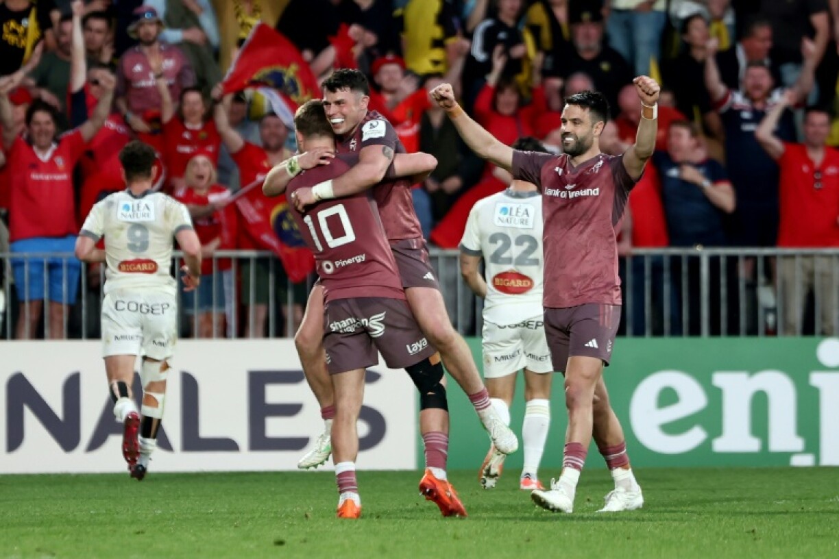 Andrew Smith (C) and Jack Crowley (L) celebrate Munster's win over La Rochelle