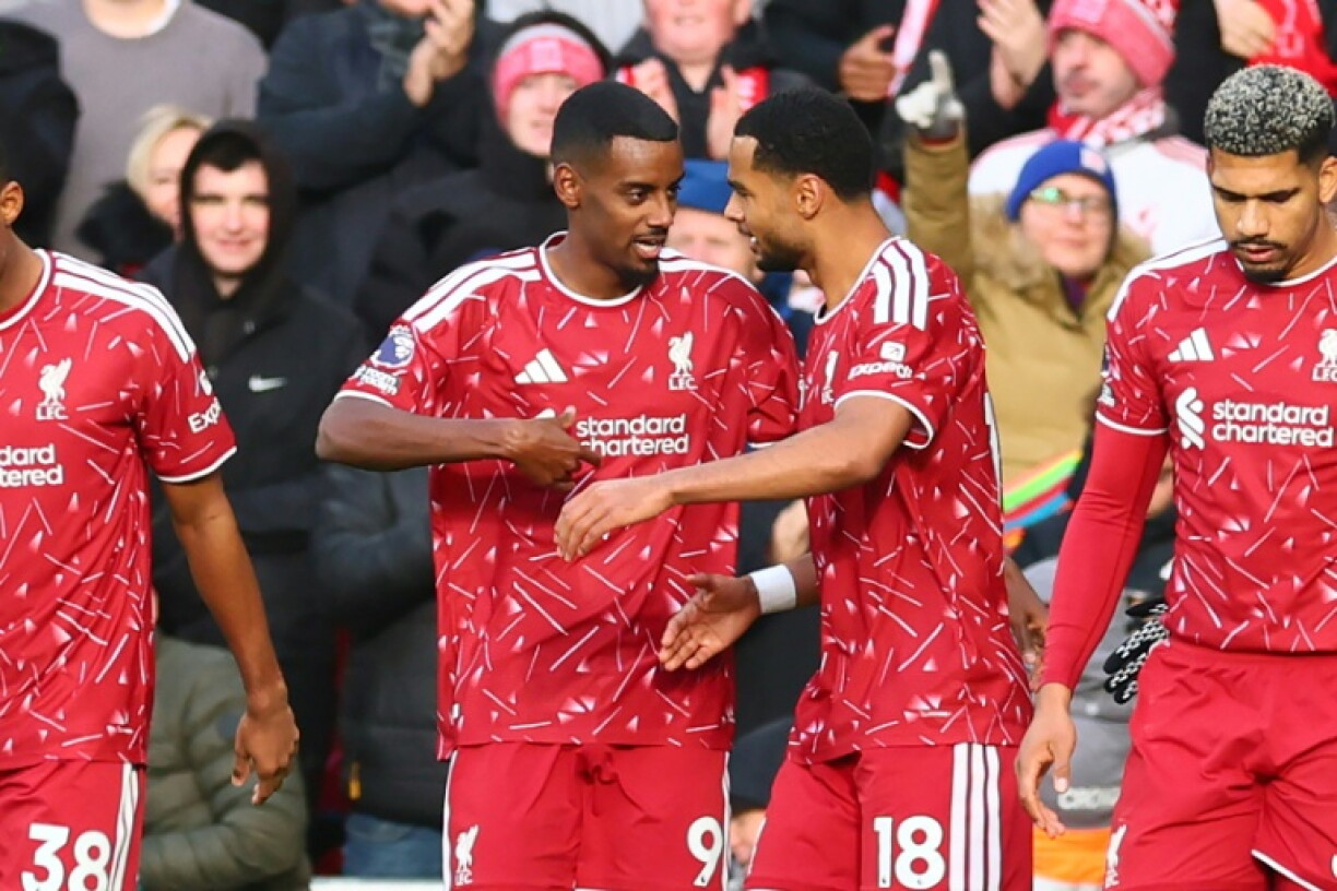 Liverpool striker Alexander Isak (L) celebrates after scoring against Brighton
