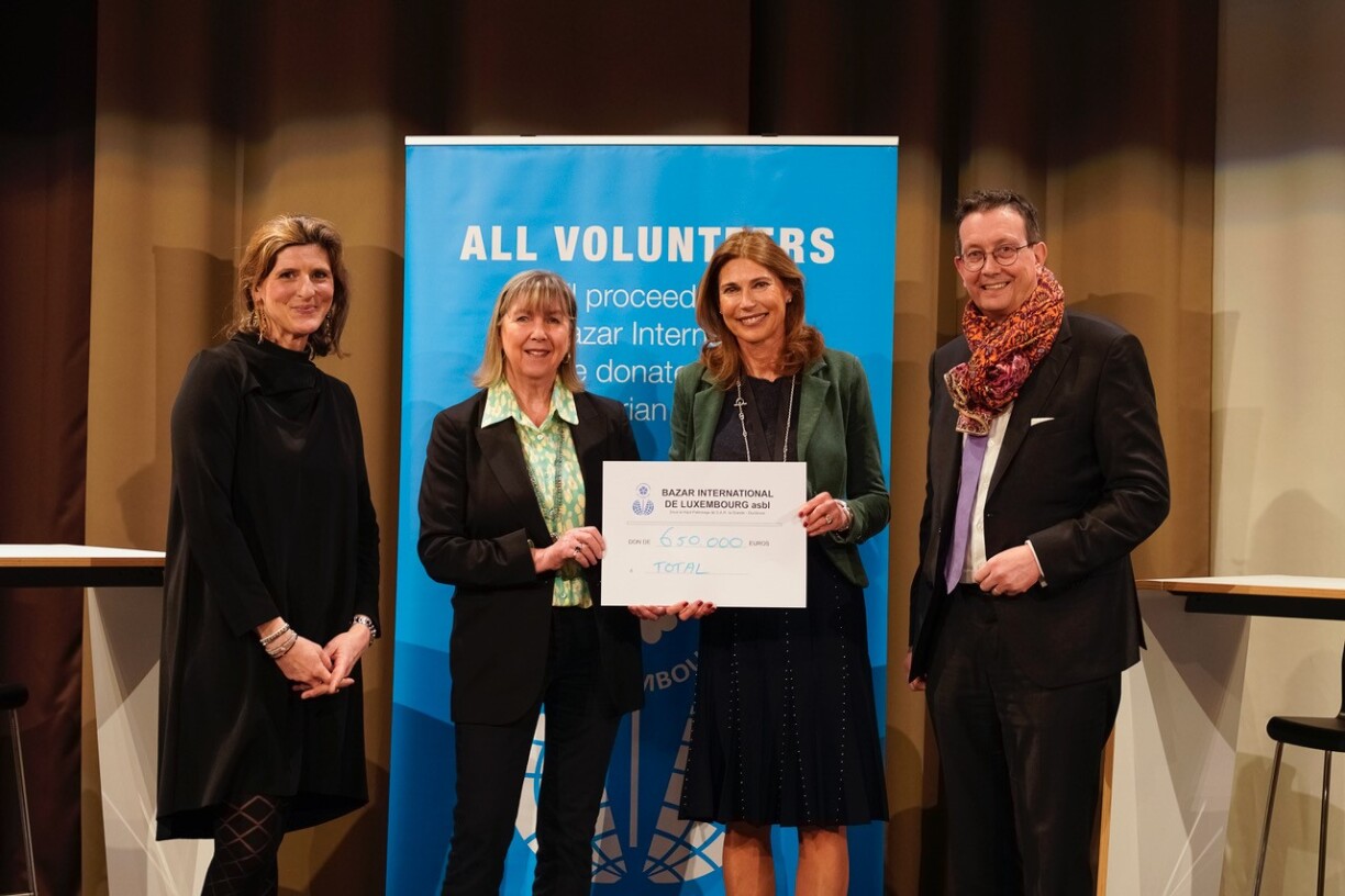 From left to right: Charlotte de Vreeze-Nauta (member of the Board of the Bazar International, Lydie Polfer (Mayor of Luxembourg City), Carmen Decalf (President of the Bazar International) and Maurice Bauer (echevin de Ville de Luxembourg) show the cheque with the total amount of 650.000 euros to be donated to humanitarian projects around the world.