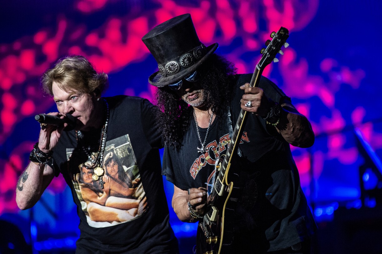 Axl Rose et Slash en concert avec les Guns N Roses en 2023.