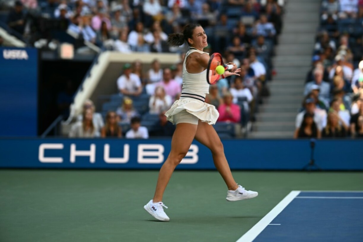L'Américaine Emma Navarro, ici en coup droit, a battu l'Espagnol Paula Badosa, pour se hisser en demi-finale de l'US Open, le 3 septembre 2024 à New York.