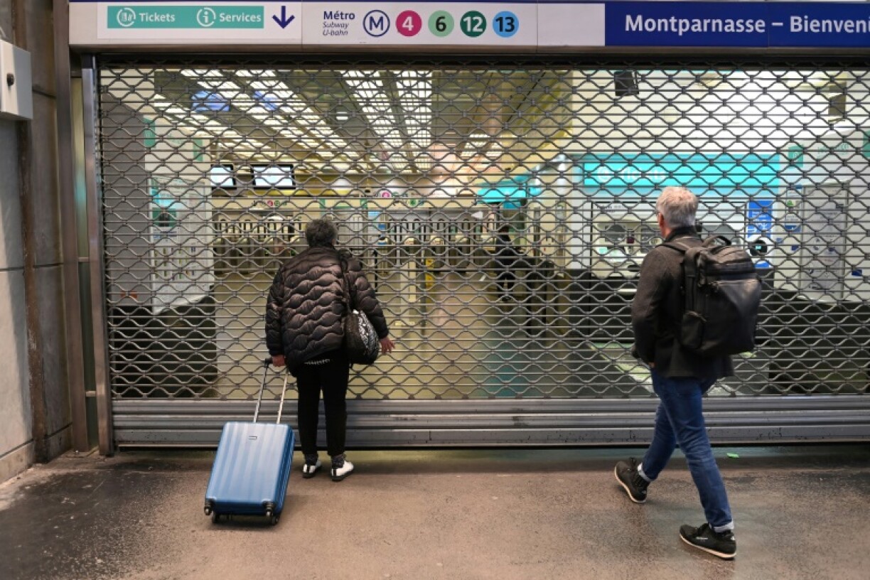 Accès au métro fermé Gare Montparnasse lors d'une grève à Paris le 10 novembre 2022