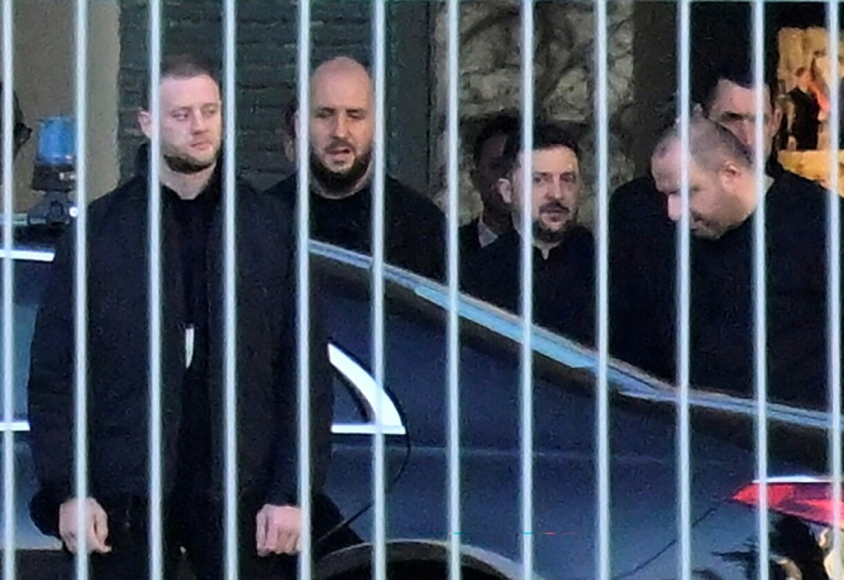 Le président ukrainien Volodymyr Zelensky (2e d) et le secrétaire du Conseil national de sécurité et de défense d'Ukraine, Roustem Oumerov (d), quittent la chancellerie à Berlin, après des entretiens avec des représentants du gouvernement américain, le 15 décembre 2025