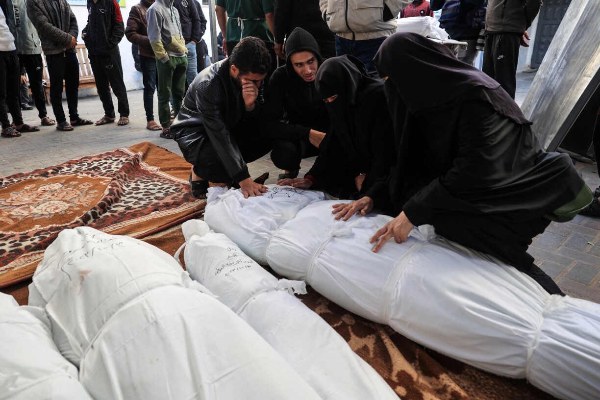 Frënn a Famill traueren ëm Zivilisten, déi an der Gazasträif ëmkomm sinn.