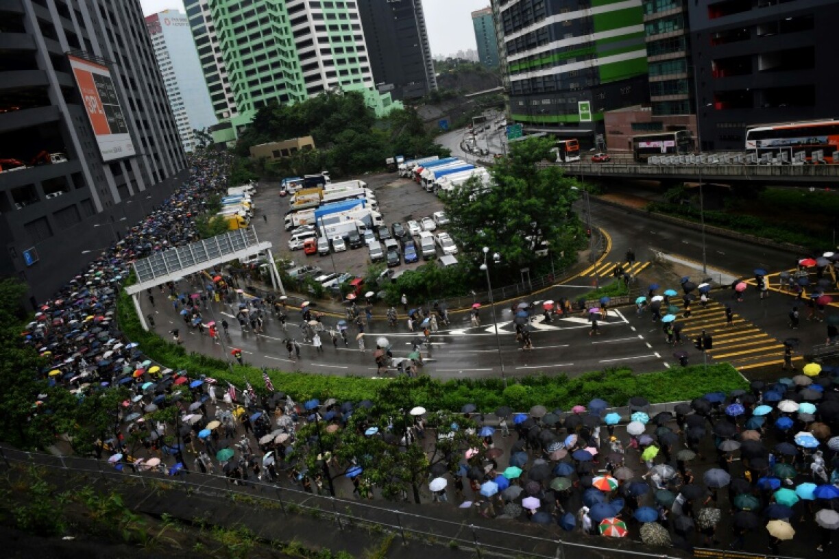 Des centaines de manifestants défilent dans les rues de Hong Kong, le 25 août 2019