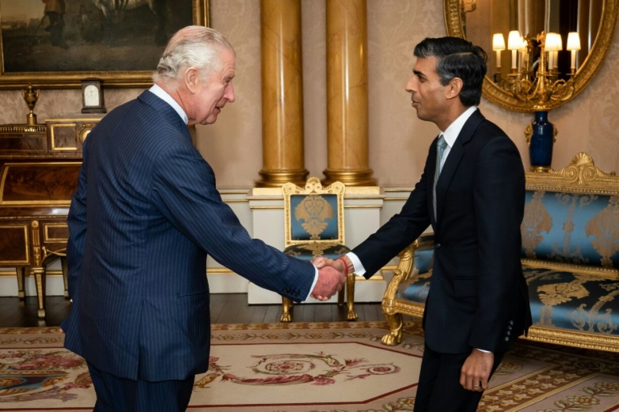 Charles III salue le nouveau chef du parti conservateur et Premier ministre Rishi Sunak lors d'une audience au palais de Buckingham, à Londres, le 25 octobre 2022