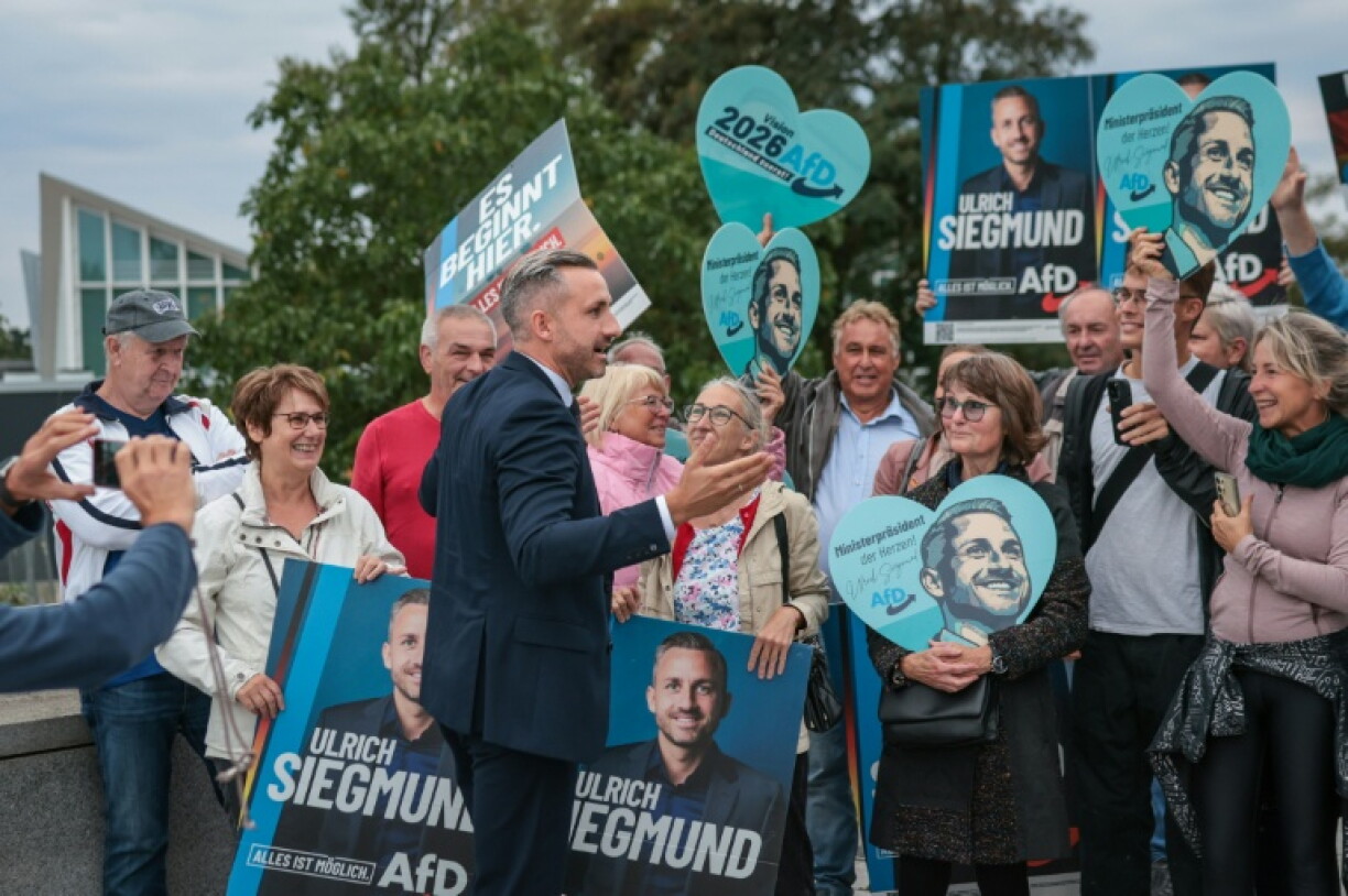 Ulrich Siegmund, principal candidat du parti d’extrême droite Alternative pour l’Allemagne (AfD), salue ses partisans à son arrivée pour un débat sur la chaîne régionale MDR à Magdebourg, dans l’est de l’Allemagne, le 26 août 2026
