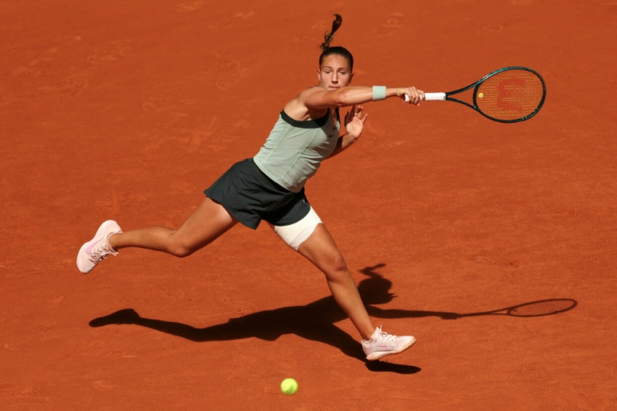 Diane Parry joue un coup droit contre la Polonaise Maja Chwalinska, le 1er juin 2026 à Roland-Garros