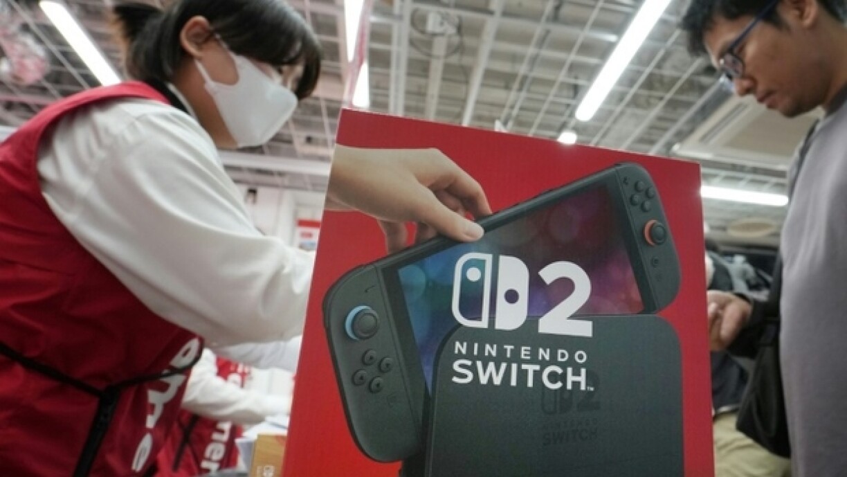 Un client achète une Nintendo Switch 2 dans un magasin d'électronique à Tokyo, le 5 juin 2025
