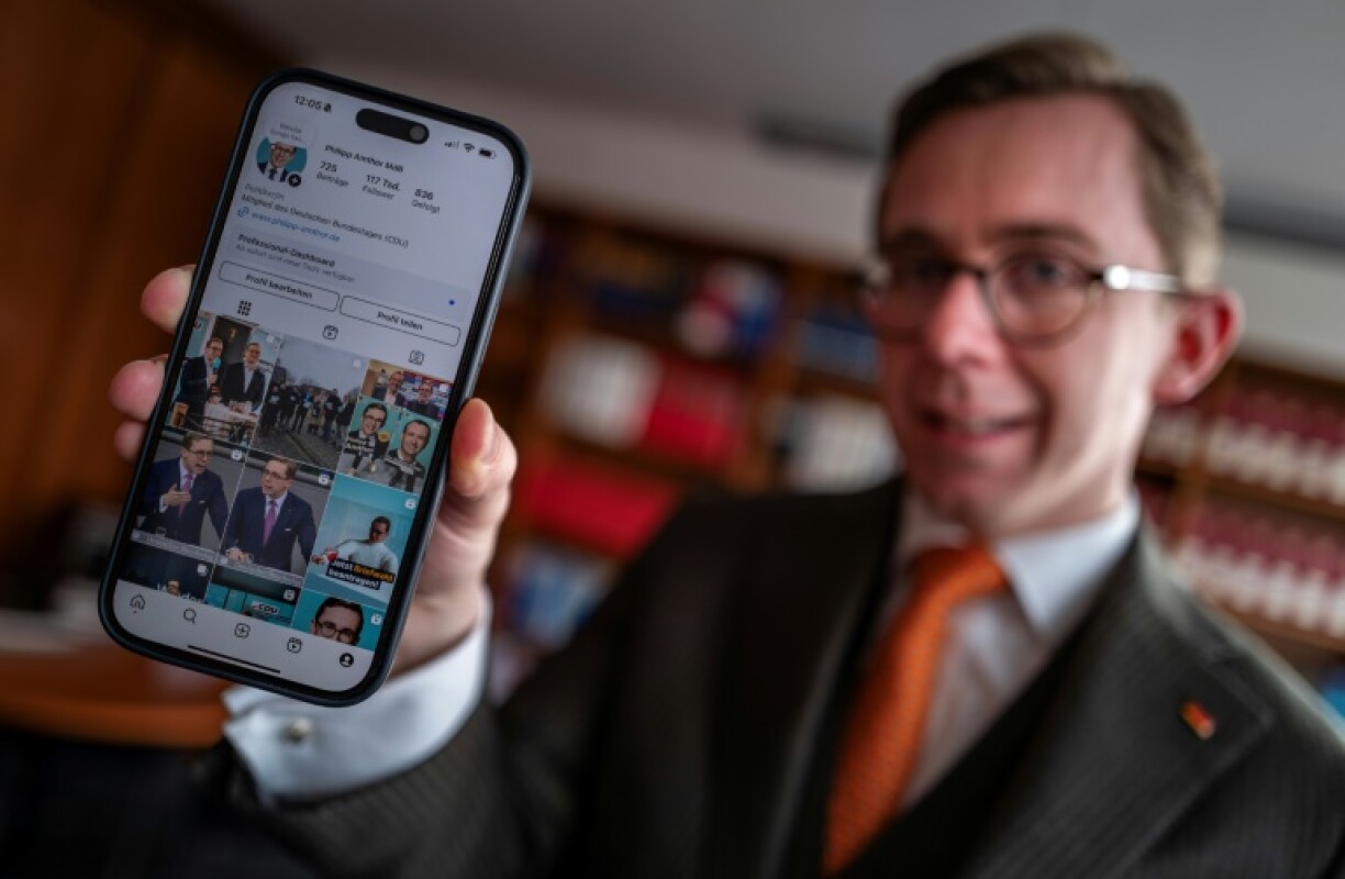 Le député allemand chrétien démocrate Philipp Amthor montre son compte Instagram sur son téléphone, le 10 février 2025 à Berlin