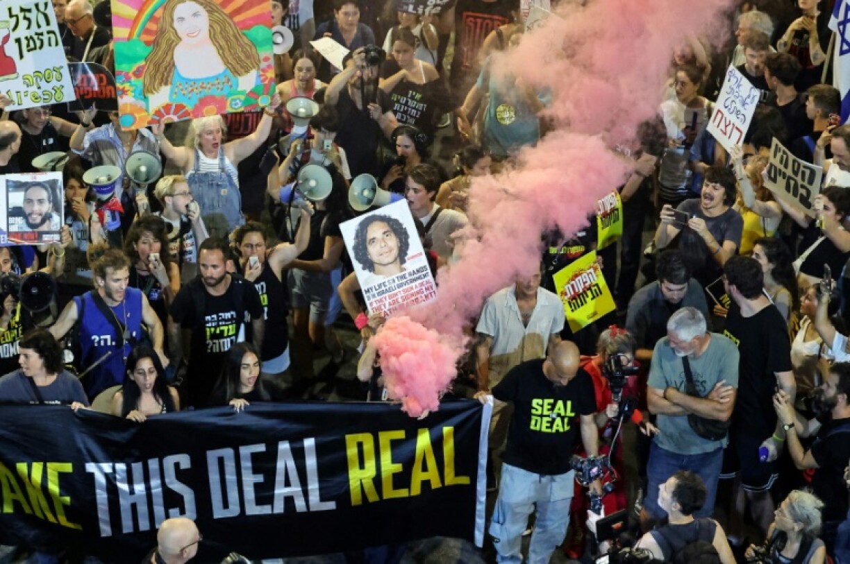 Des manifestants réclament la libération des otages retenus à Gaza, devant le ministère israélien de la Défense à Tel Aviv le 4 septembre 2024