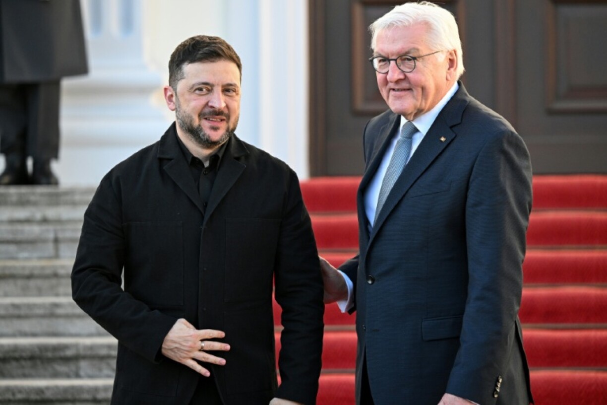 Le président allemand Frank-Walter Steinmeier (d) accueille le président ukrainien Volodymyr Zelensky au palais présidentiel de Bellevue, le 15 décembre 2025 à Berlin