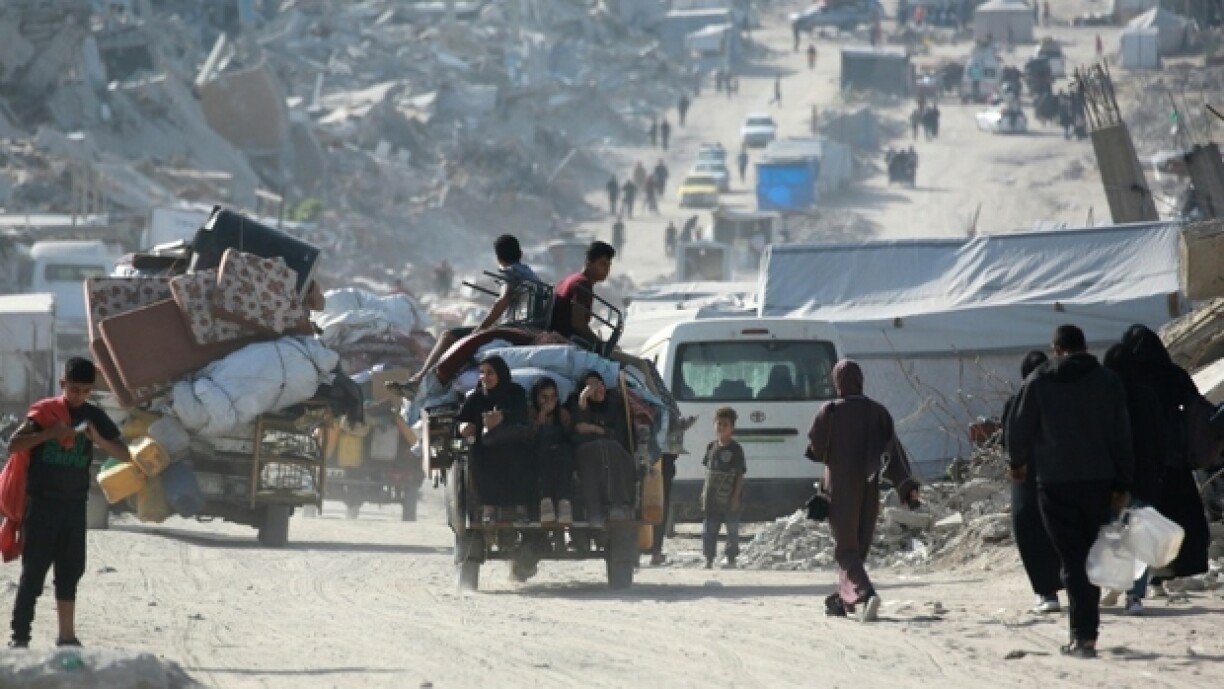 Les Palestiniens traversent Jabalia alors qu'ils fuient le nord de la bande de Gaza après qu'Israël leur a ordonné d'évacuer.