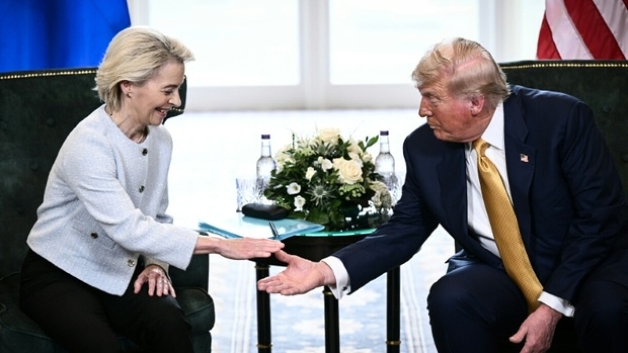 Donald Trump et Ursula von der Leyen annoncent un accord douanier à Turnberry en Ecosse le 27 juillet 2025