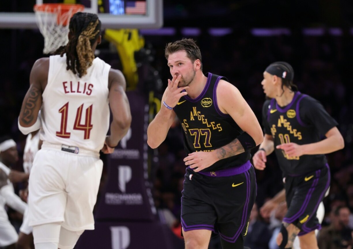 Luka Doncic (c.), le meneur slovène des Los Angeles Lakers, lors d'un match de NBA contre les Cleveland Cavaliers, à Los Angeles, le 31 mars 2026