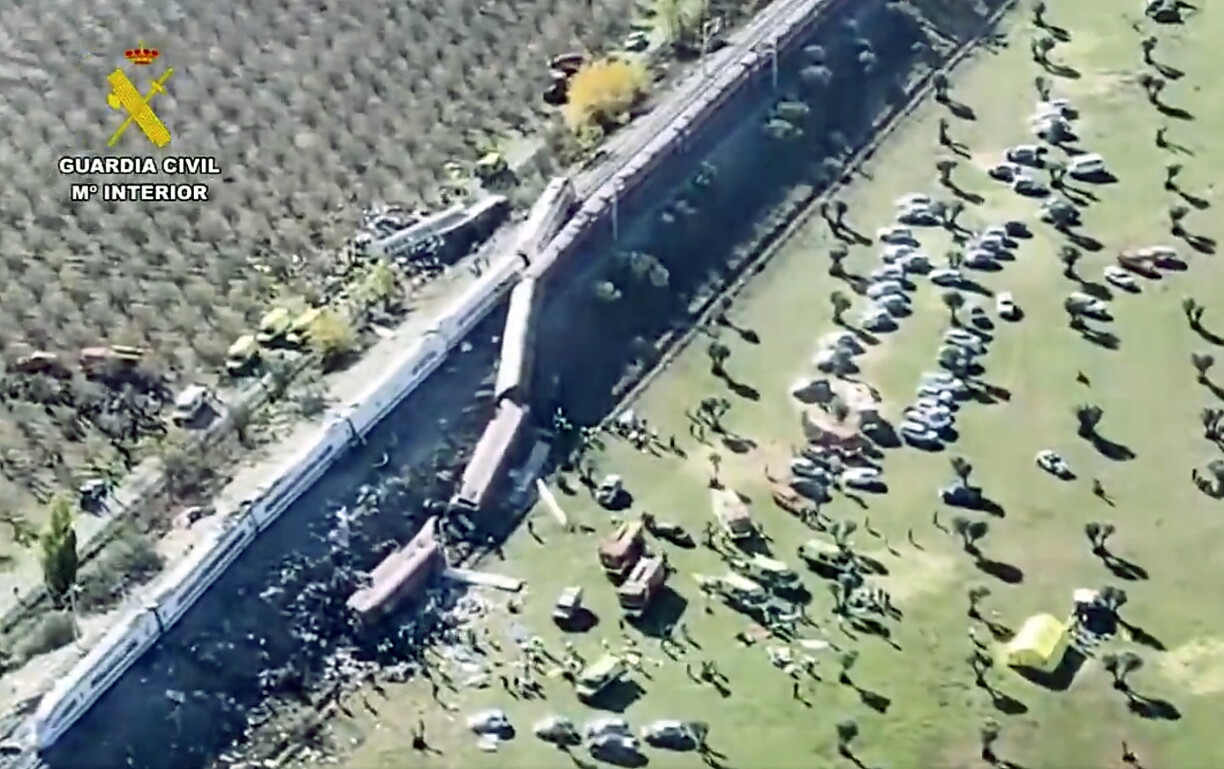 Cette image est extraite d'une vidéo prise et diffusée par la Garde civile espagnole. Elle montre une vue aérienne de la collision entre un train à grande vitesse Renfe AVE et un train Iryo, dans la province de Tolède.