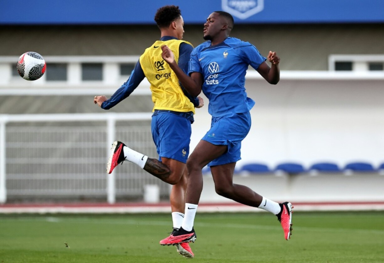 Les milieux français Boubacar Kamara (g.) et Youssouf Fofana (d.) lors d'une séance d’entraînement à Clairefontaine-en-Yvelines le 10 octobre 2023