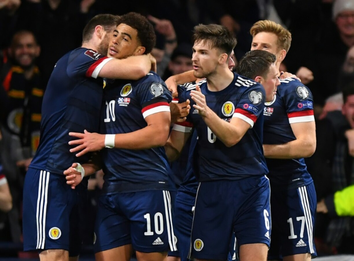 La joie de l'attaquant écossais Ceh Adams (2e g), félicité par ses coéquipiers, après avoir marqué le 2e but face au Danemark, lors des éliminatoires pour la Coupe du monde au Qatar 2022, le 15 septembre 2021 à Glasgow
