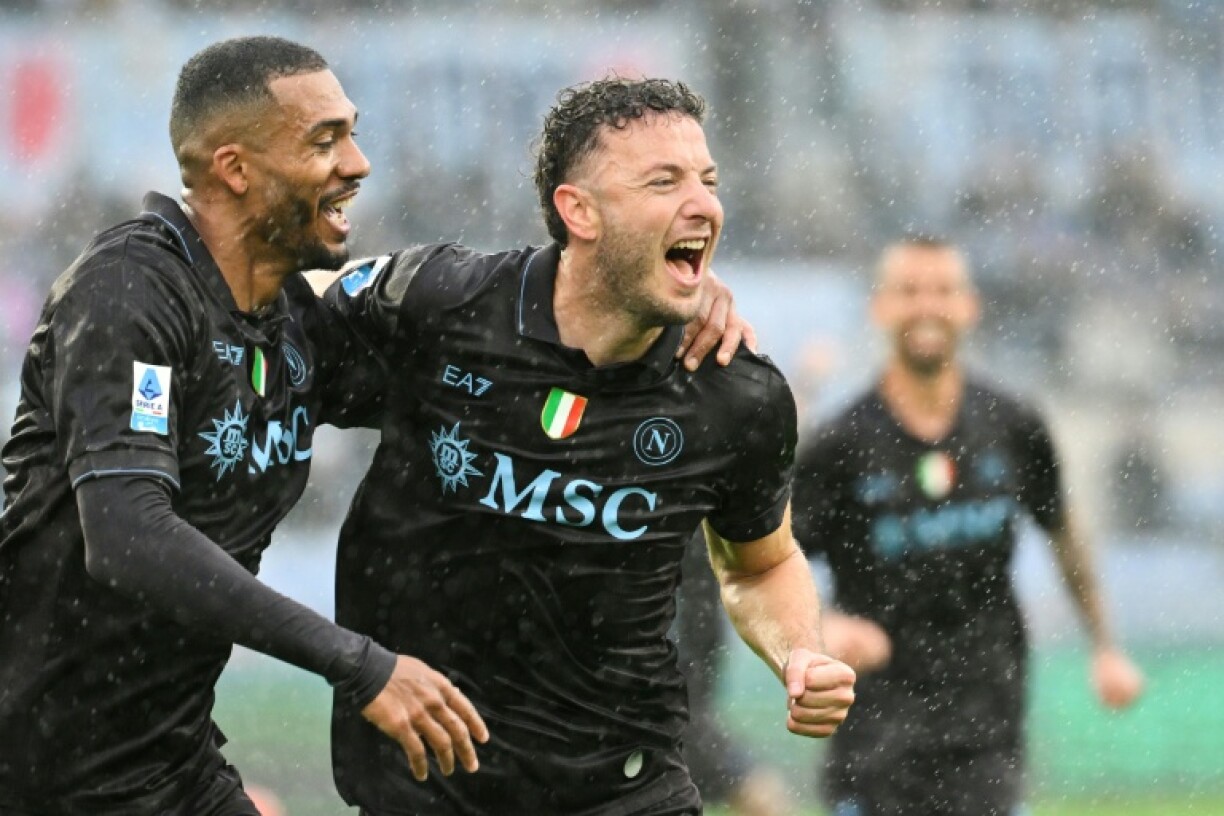 Le défenseur de Naples Amir Rrahmani félicité par ses coéquipiers après son but contre la Lazio Rome le 4 janvier 2026 au Stade olympique