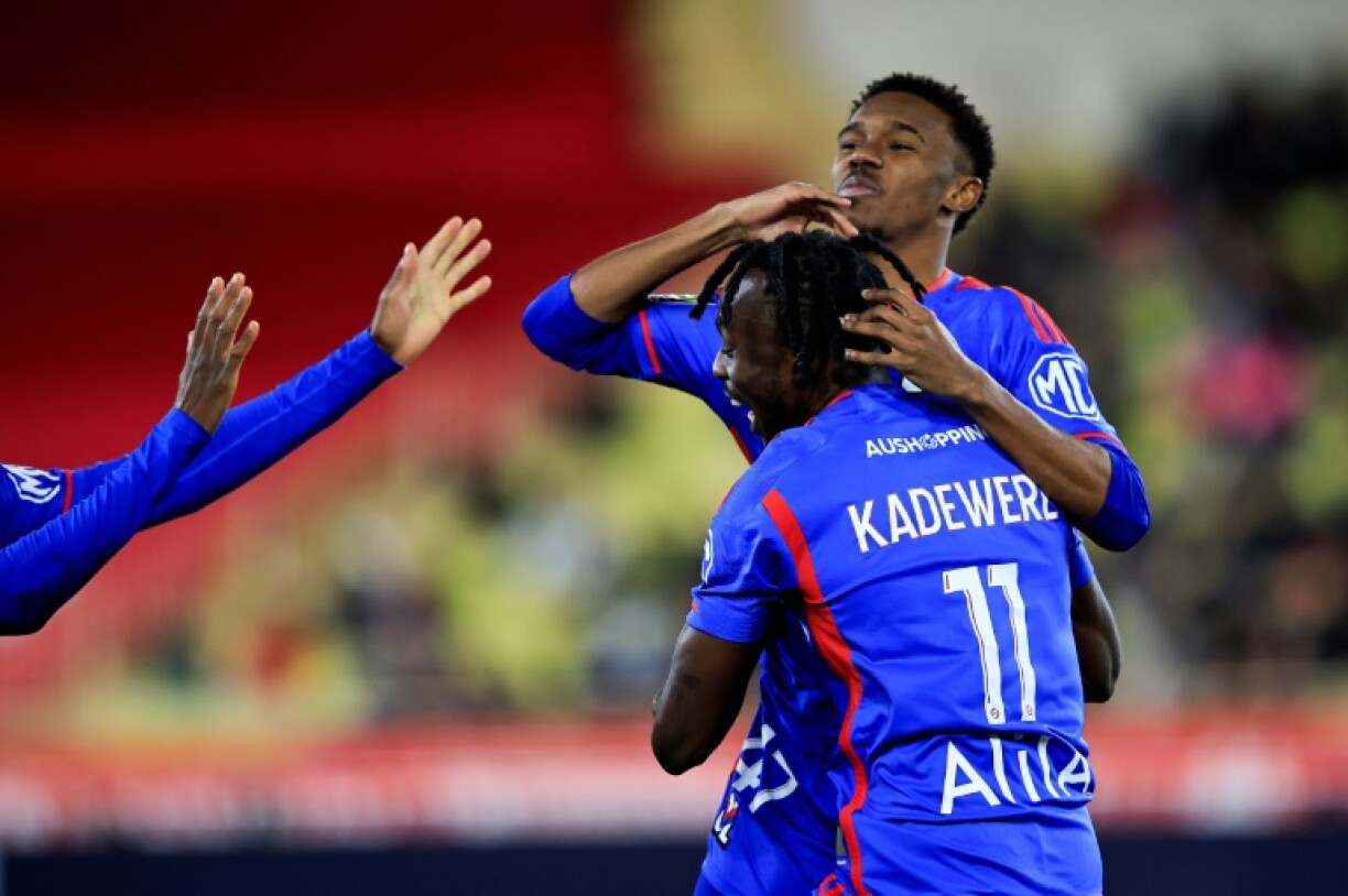 Le rentrant Jeffinho dans les bras de l'autre entrant Tino Kadewere, après avoir marqué contre Monaco, le 15 décembre 2023