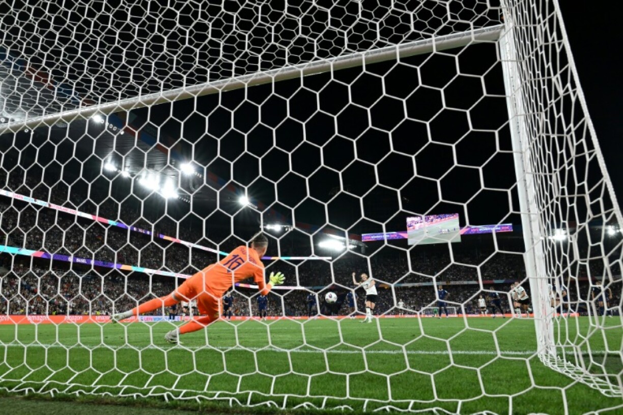 L'arrêt de la gardienne française Pauline Peyraud-Magnin lors du quart de finale de l'Euro-2025 contre l'Allemagne à Bâle (Suisse) le 19 juillet 2025