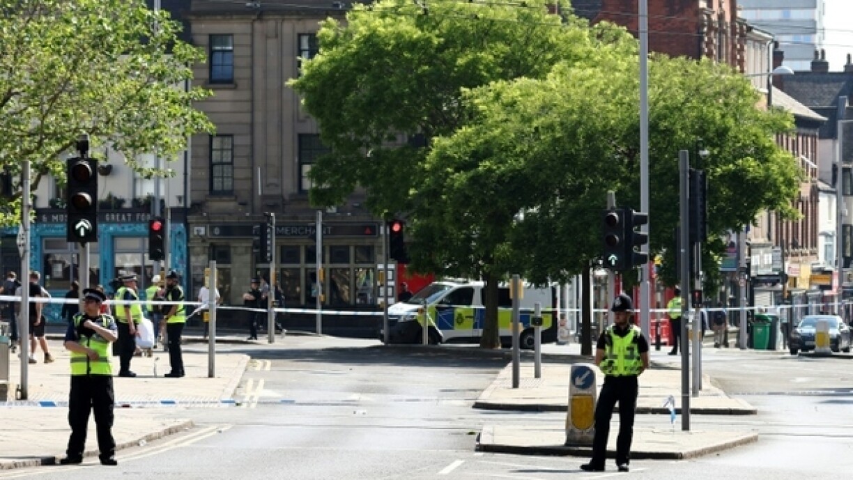 Un policier devant un cordon bouclant le centre de Nottingham où trois personnes ont été retrouvées tuées mardi 13 juin 2023.
