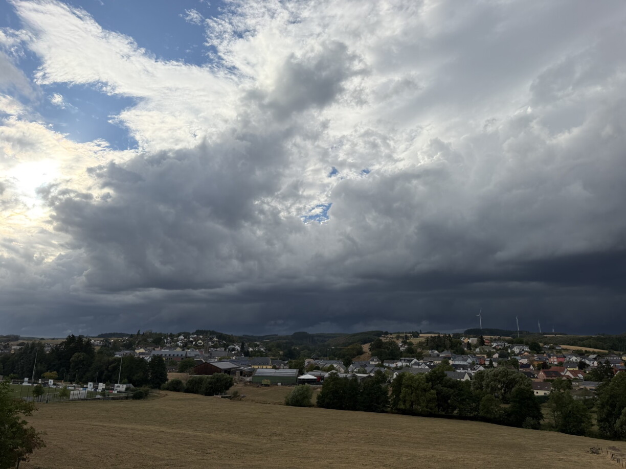 Grey clouds over Feulen, 20 August 2026.