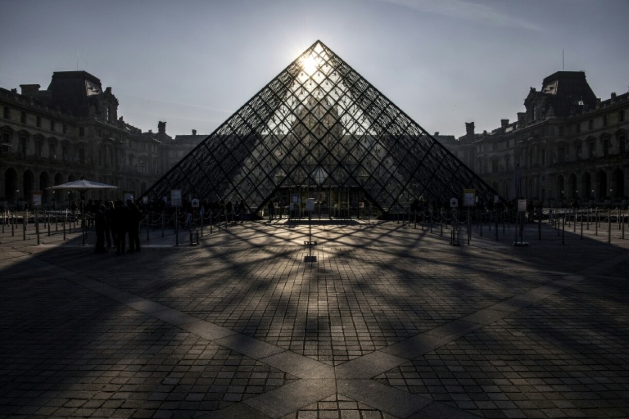 Le musée du Louvre et la pyramide conçue par l'architecte sino-américain Ieoh Ming Pei, le 22 mars 2019 à Paris