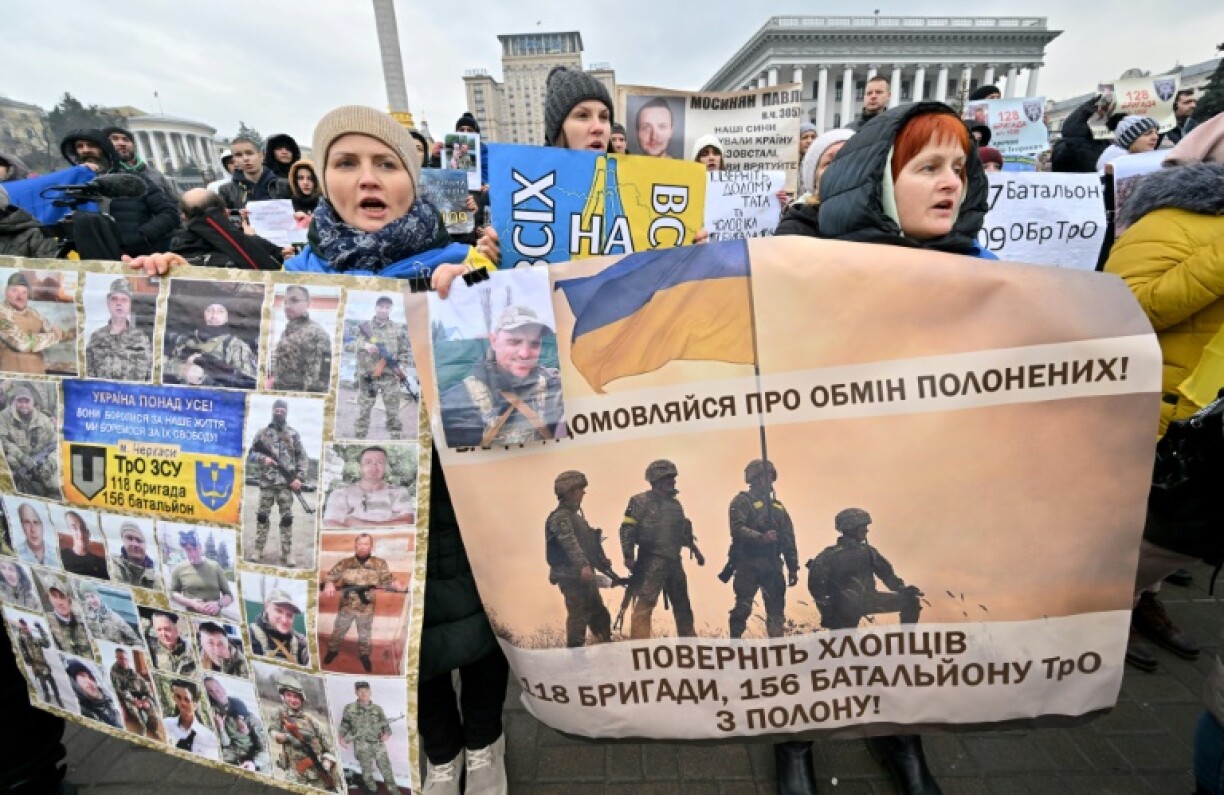 Des familles et proches de soldats et civils ukrainiens capturés par les forces russes manifestent pour leur libération, le 24 décembre 2022 à Kiev