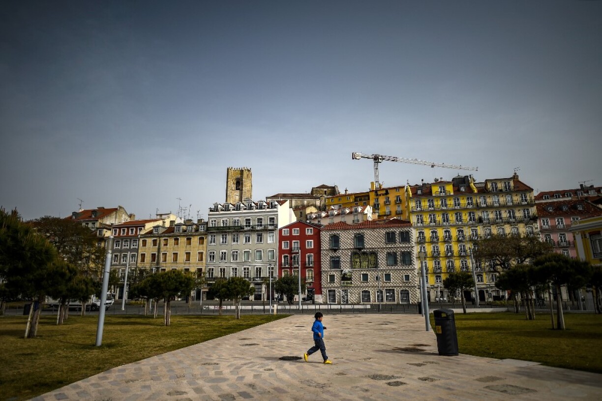 Un enfant joue dans un parc de Lisbonne durant le confinement.
