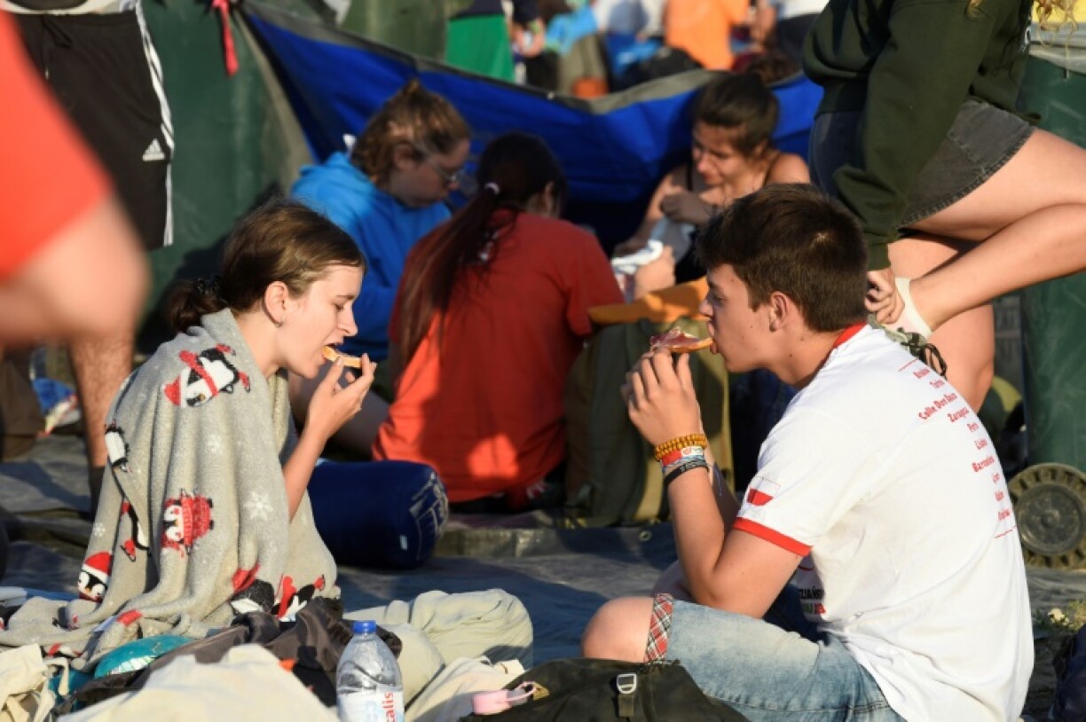 Des pèlerins prennent leur petit déjeuner avant la messe de clôture des Journées mondiales de la jeunesse (JMJ) célébrée par le pape, à Lisbonne, le 6 août 2023