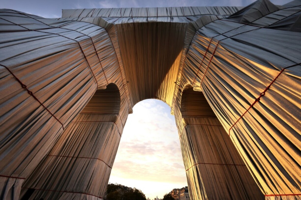 L'Arc de Triomphe empaqueté, le 30 septembre 2021. Un parcours de la Nuit blanche permet de dire au revoir à l'oeuvre