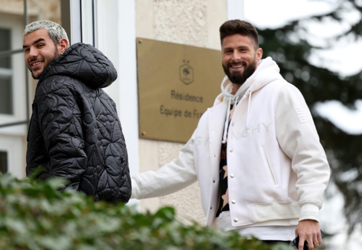 Le défenseur Théo Hernandez et l'attaquant Olivier Giroud rejoignent le regroupement des Bleus à Clairefontaine, le 20 mars 2023