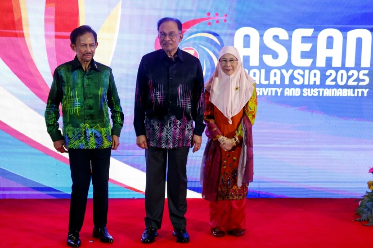 Brunei's Sultan Hassanal Bolkiah (L, with Malaysian Prime Minister Anwar Ibrahim) was in Kuala Lumpur for the ASEAN summit