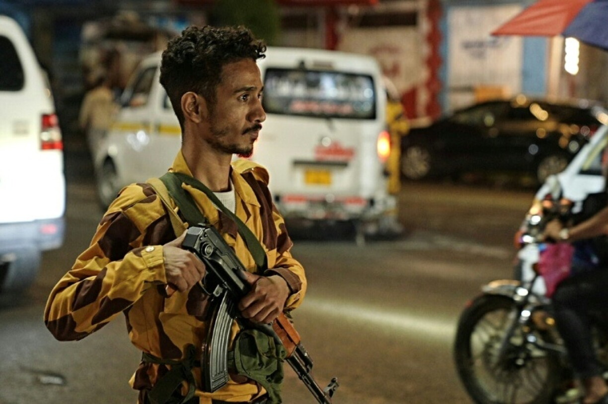 A member of the security forces of the internationally-recognised Yemeni government mans a checkpoint on a street in Taiz