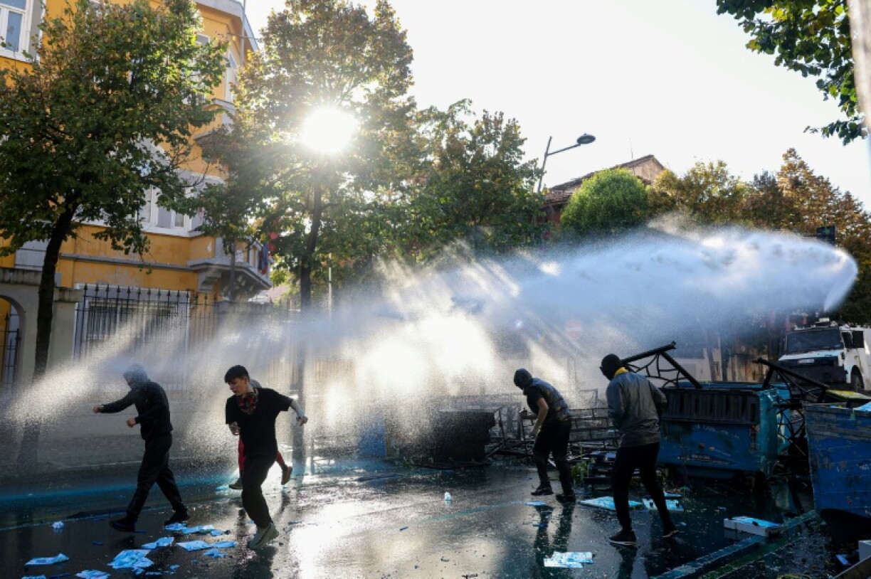 Un canon à eau de la police en action contre des manifestants à Tirana, le 14 octobre 2026