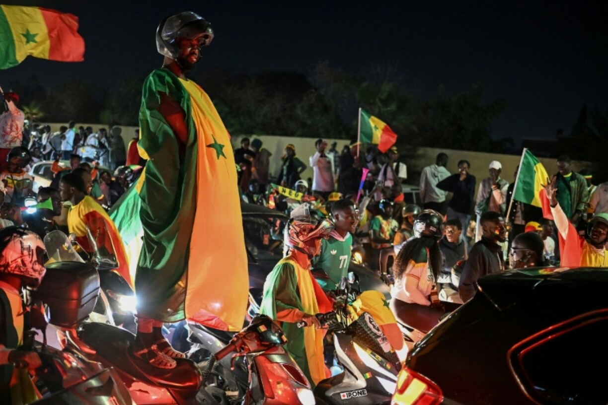 Des supporters sénégalais célèbrent la victoire de leur pays à la CAN-2025, le 18 janvier 2026 à Dakar