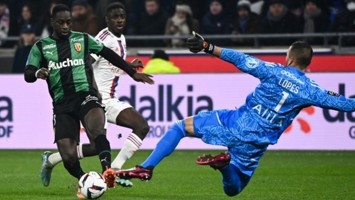 Le gardien lyonnais Anthony Lopes face au Lensois Deiver Machado le 12 février 2023 au Groupama Stadium. Les Lensois ont subi leur deuxième défaite en trois matches et sont tombés du podium de la L1, dépassés par Monaco