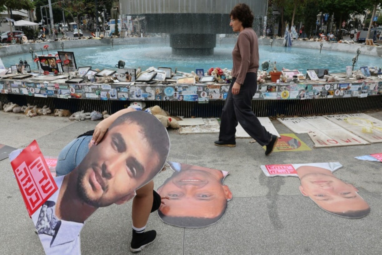 Portraits d'otages israéliens retenus à Gaza, à Tel-Aviv le 24 avril 2025