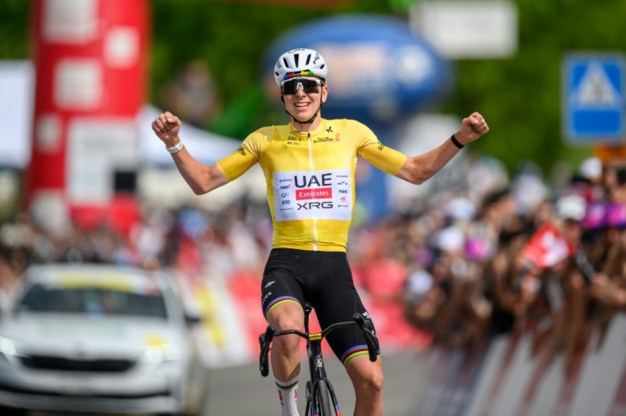 Tadej Pogacar triomphant à l'arrivée de la 4e étape du Tour de Romandie, le 2 mai 2026 à Charmey (Suisse)