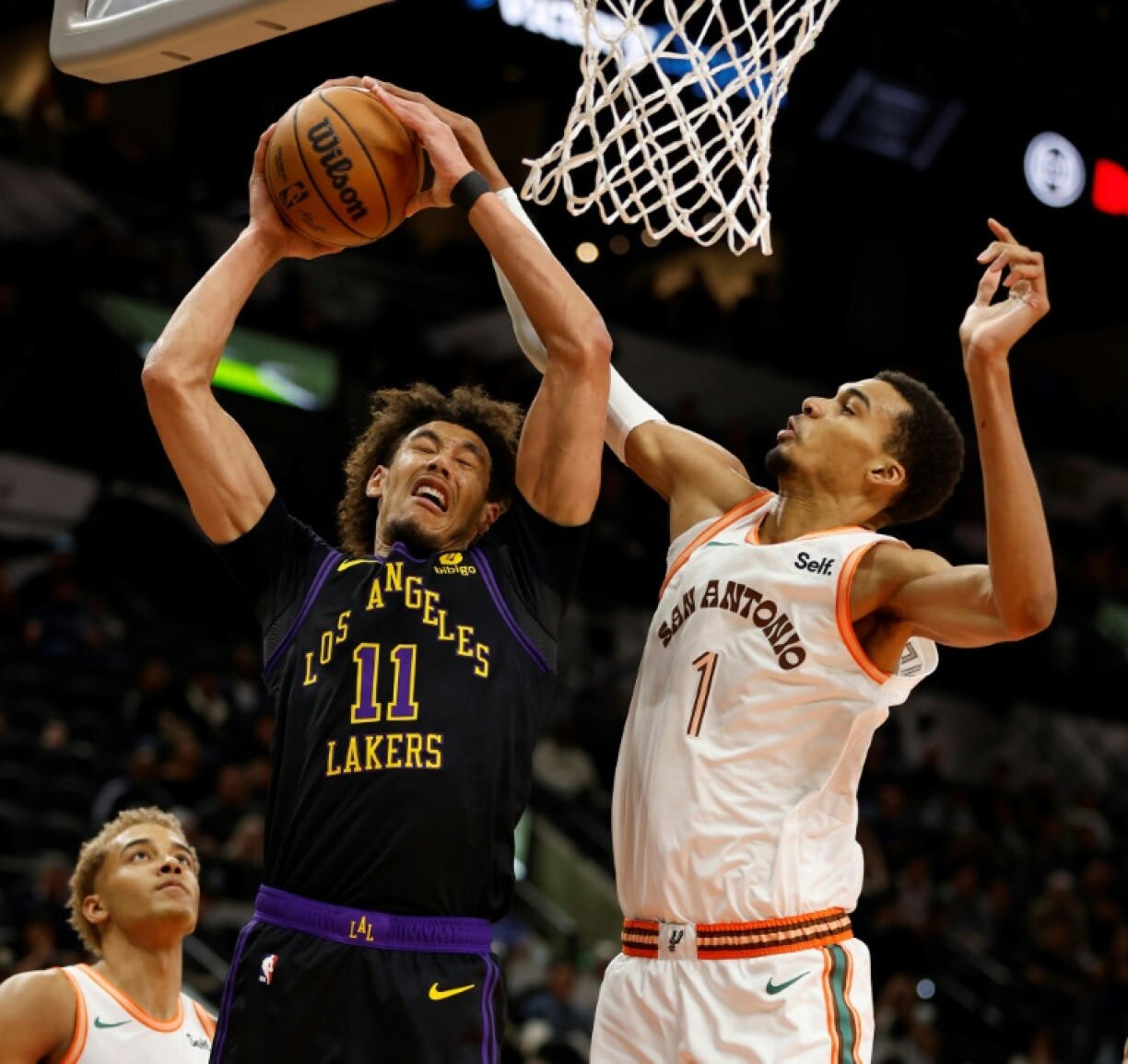Victor Wembanyama des San Antonio Spurs bloque Jaxon Hayes des Lakers de Los Angeles en première période au Frost Bank Center le 15 décembre 2023 à San Antonio, au Texas