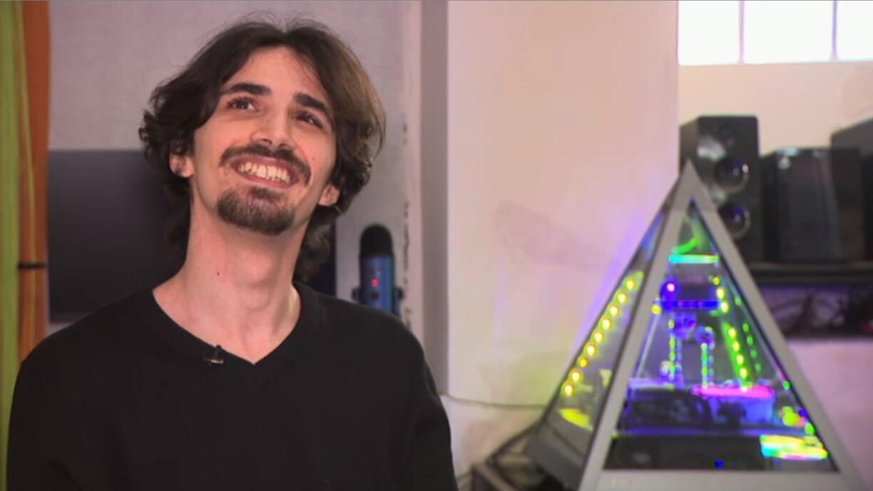 Patrick Villar Meneses se passionne pour la réparation d'ordinateurs, si bien qu'il ne demande aucune rétribution: